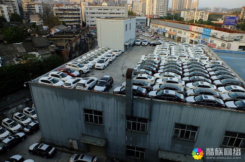 宜昌交运集团汽贸城，一家4S店楼顶停满待售的新车
